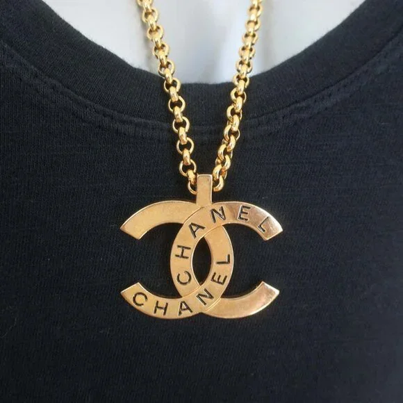Vintage Chanel 98P Interlocking CC Logo Necklace Gold - Picture 2 of 6